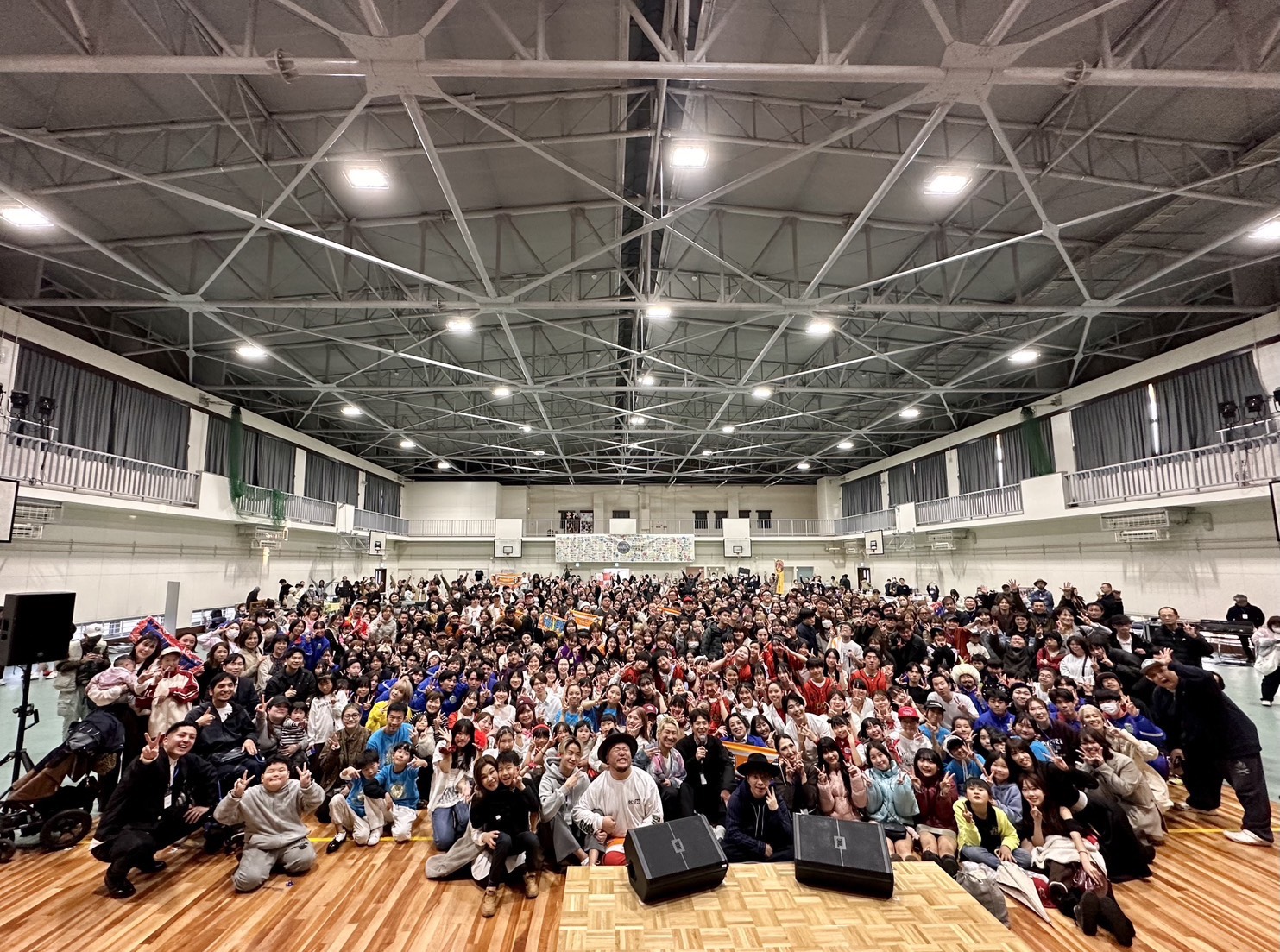 屋内イベントで集まったVARORの参加者たち